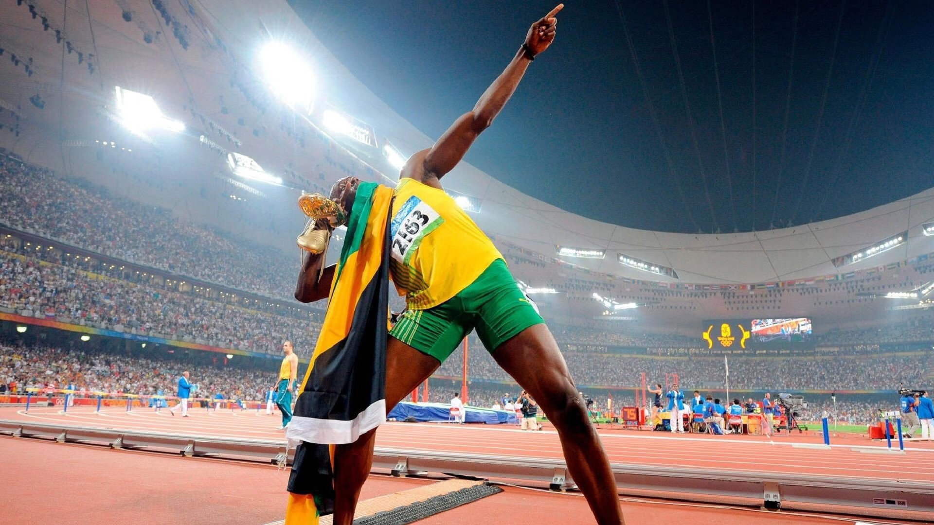 掩护后的持球人节奏选择影响出手稳定性，篮球后掩护